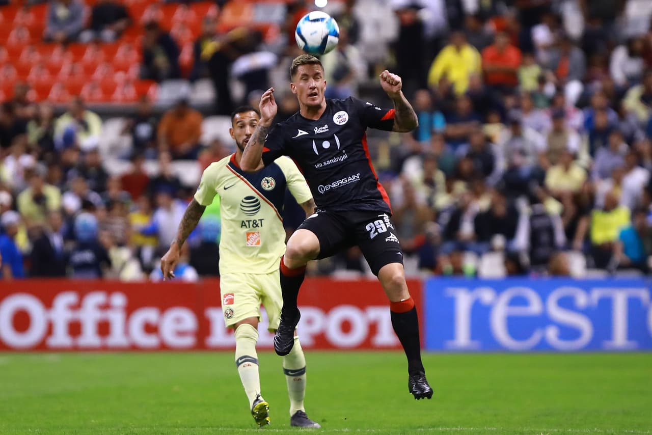 La lesión del argentino Leonardo Ramos (derecha) al minuto 62 afectó significativamente a Lobos BUAP.