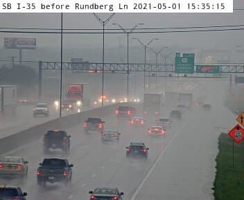 "No subestimes el poder del agua. Solo se necesitan 6 pulgadas de agua en movimiento rápido para derribar y llevarse a un adulto, y 12 pulgadas para llevarse un automóvil pequeño y de 18 a 24 pulgadas para vehículos más grandes. ¡Date la vuelta, no te ahogues!", lee la advertencia del Servicio Nacional de Meteorología.