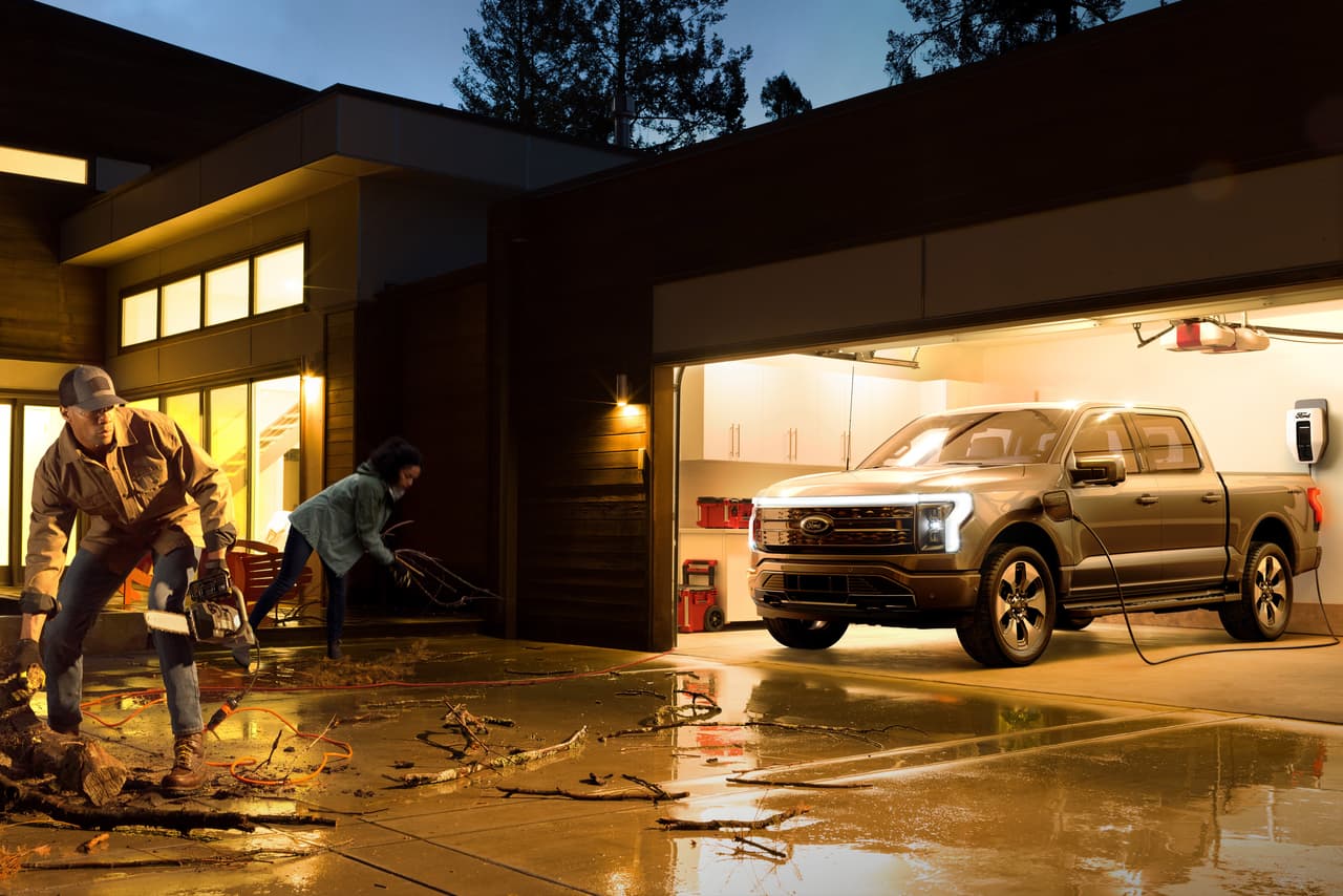 En cuanto al proceso de carga, la variante de alcance extendido está diseñada para alimentar la batería el equivalente a 30 millas por cada hora de carga y la lleva del 15% al 100% en aproximadamente 8 horas. En una estación pública de carga rápida (150 kilovatios), la camioneta puede producir 54 millas de alcance en 10 minutos y pasa del 15% al 80% en aproximadamente 41 minutos.