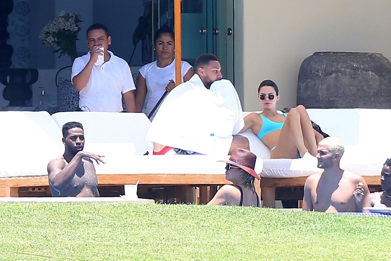 La misma persona ha revelado en conversación con 
<a href="http://people.com/tv/photo-tristan-thompson-khloe-kardashian-gave-birth/">People</a> que todos los miembros del clan Kardashian-Jenner "quieren concederle el beneficio de la duda" a Tristan.