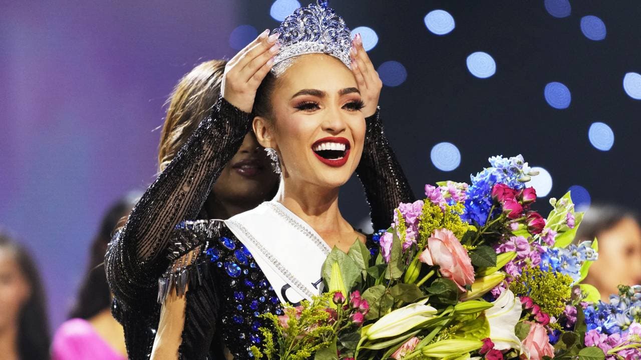 Miss Universo traduce los comentarios que le llegan en español: así reacciona a las críticas