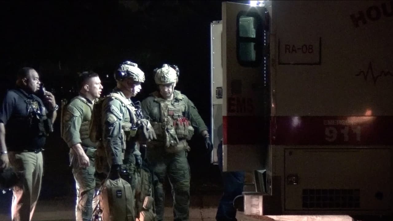 Sospechoso dispara varias veces y se atrinchera en su apartamento en Houston: una mujer resultó herida