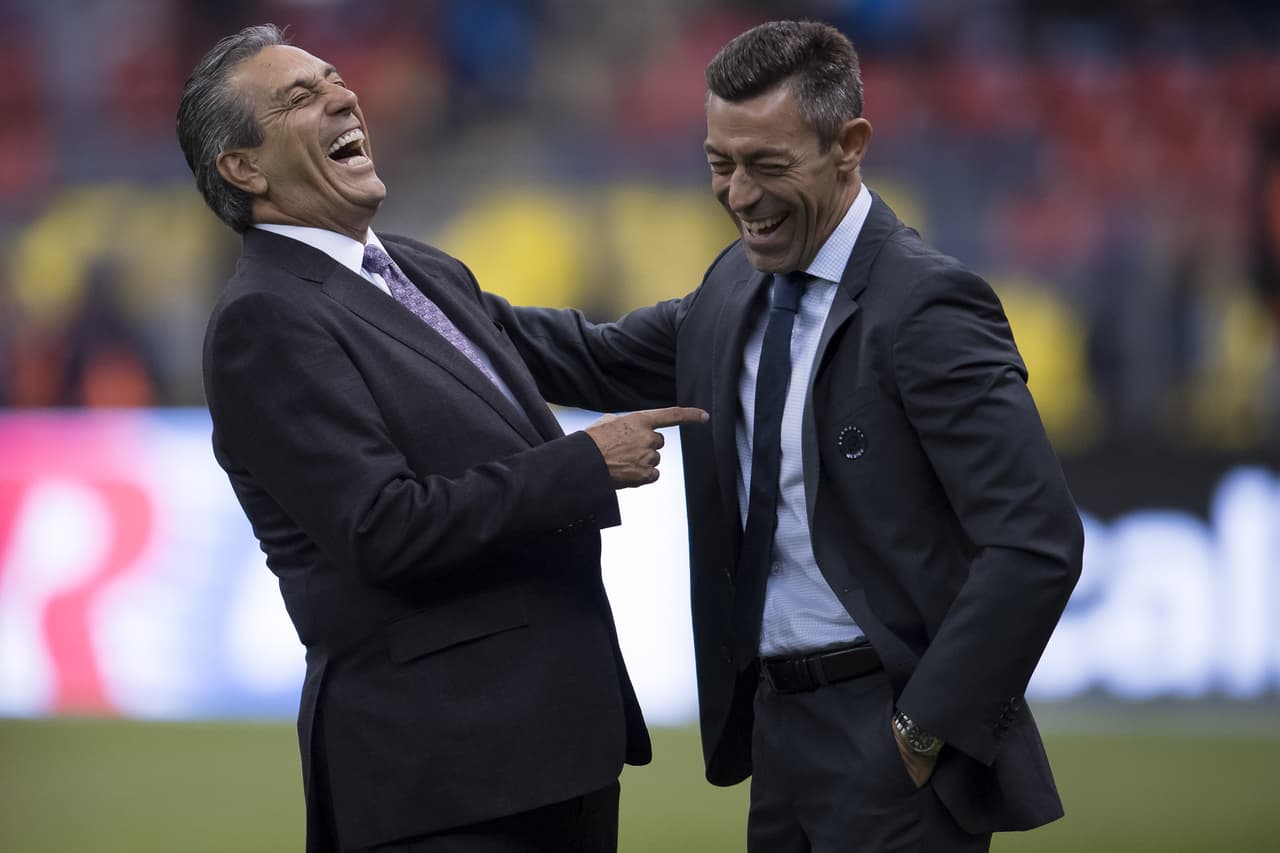 La última sonrisa de Pedro Caixinha en Cruz Azul, con Tomás Boy tras empatar con Chivas.