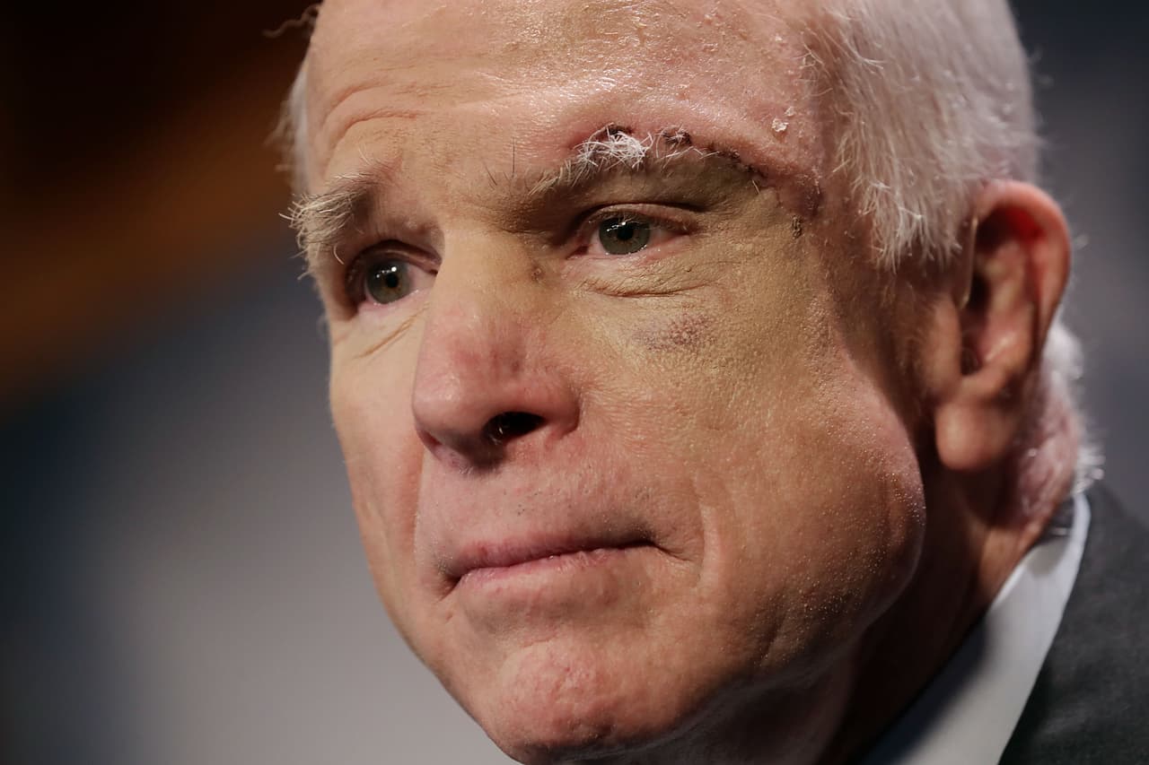 "No importa, se está muriendo de todas formas", una asesora de la Casa Blanca se burla del cáncer que padece John McCain