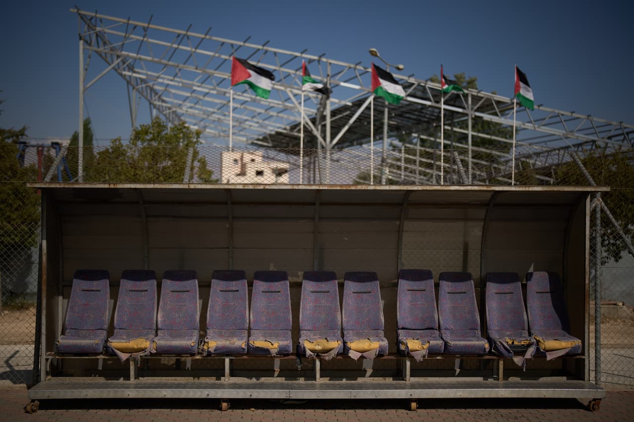 Se observa un banquillo de árbitros con asientos rotos junto al campo en el Estadio Internacional de Dura, en la ciudad de Dura, en Cisjordania, cerca de Hebrón, el lunes 25 de mayo de 2026. (Foto AP/Leo Correa)