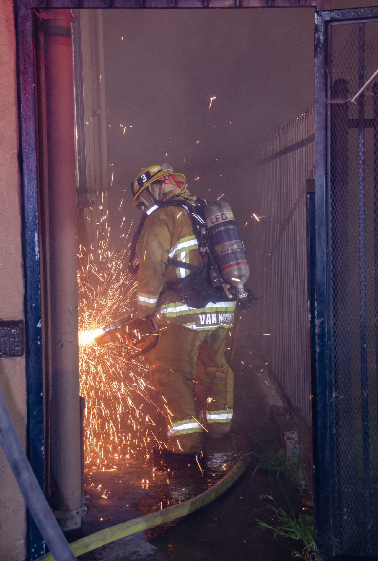Un bombero lucha contra las ardientes llamas en el centro de Los Ángeles.