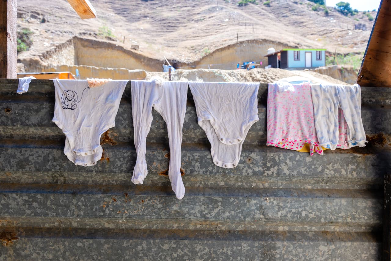 La ropa para bebés extendida al sol para secarse en el refugio Camino de Salvación, que alberga familias con niños. Está ubicado a unos 20 minutos de la frontera con EEUU en el barrio El Pipila de Tijuana, al final de un largo camino de tierra. Allí el acceso al agua y la electricidad es limitado, y todos migrantes deben compartir dos baños.