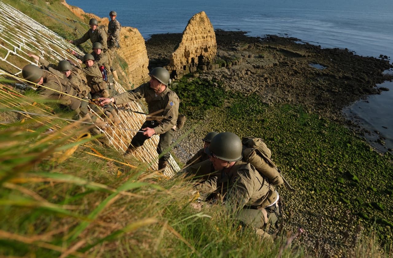 Soldados de EEUU vestidos con los uniformes utilizados en la Segunda Guerra escalaron los acantilados de La Pointe du Hoc, para recrear lo que hicieron las tropas en el histórico desembarco.
