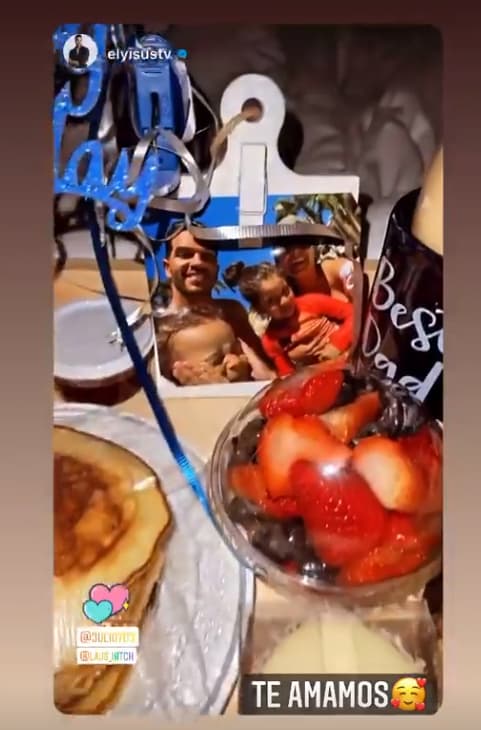 A primera hora, Juliana Atehortua lo sorprendió con el desayuno en la cama. Panques, jugo y frutas fueron la perfecta combinación para que el conductor venezolano comenzara este especial día.