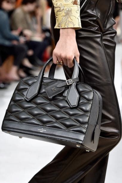 Un bolso negro es básico en el clóset de cualquier mujer.