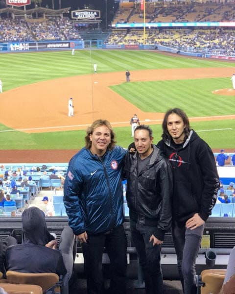 En sus redes sociales publica imágenes sobre sus viajes y los gustitos que se da, como este juego de béisbol al que asistió el pasado mes de abril, donde ya se le veía con unas libras de más.