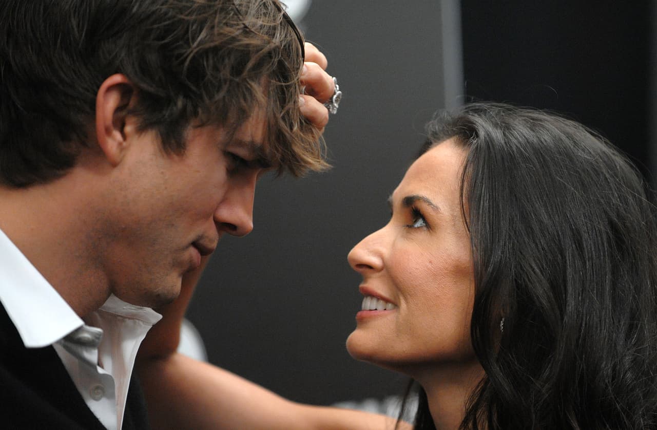 Demi Moore – La exitosa actriz de Hollywood estuvo casada con el famoso actor Ashton Kutcher, hasta que una infidelidad terminó con el matrimonio.