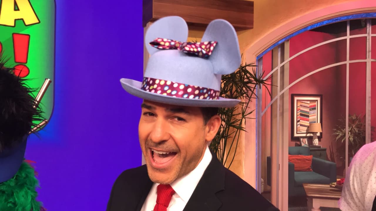 Carlos Calderón quedó encantado con este sombrero. Él ya está más que listo para su cita de San Valentín.