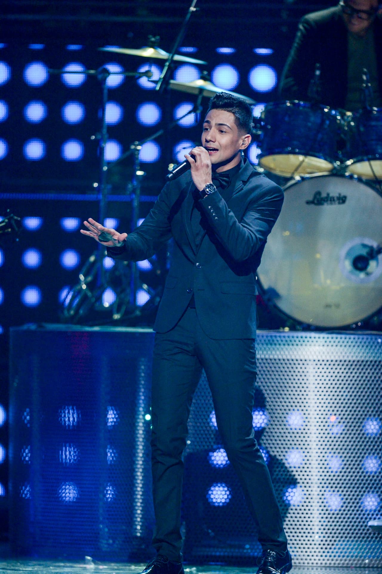 De traje y corbata de moño.