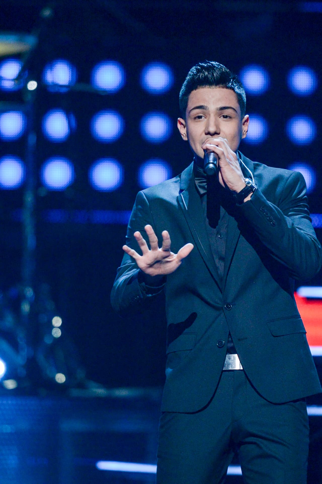 Luis, muy formalito, elegante en el escenario.