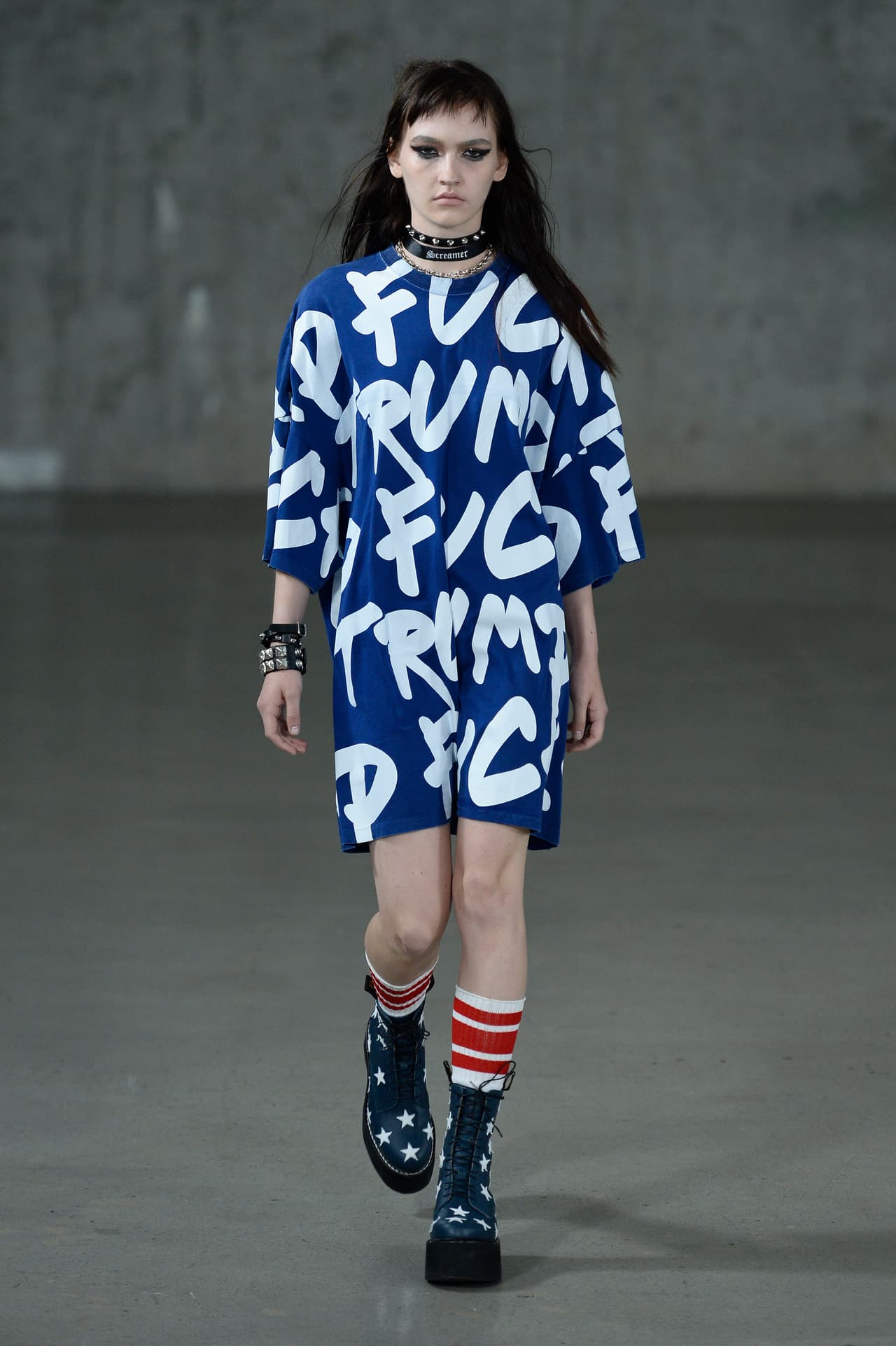 La arriesgada apuesta había sido ya anticipada en su cuenta de Instagram en donde le dejaban claro a los seguidores del candidato republicano sus intenciones: "A todos los que apoyan a Trump....
<a href="https://www.instagram.com/explore/tags/sorrynotsorry/">#sorrynotsorry". </a>"Sentimos fuertemente que no queremos que Trump sea nuestro presidente y pensamos que la ropa era una importante manera de hacerle eco a eso. El mensaje se tiene que oír fuerte y claro", le dijo el diseñador Chris Leba a
<a href="http://www.refinery29.com/2016/09/122592/r13-trump-print-nyfw-2017">Refinery 29.</a>