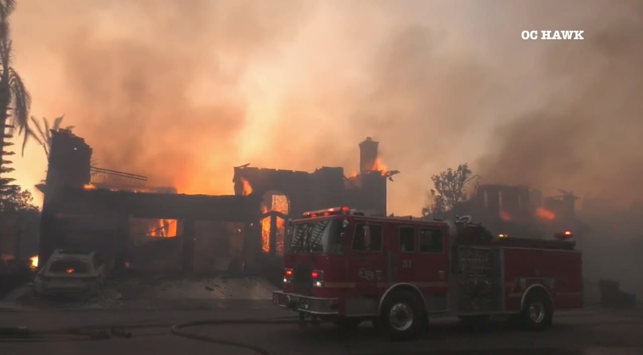 Múltiples estructuras se incendiaron en la cuadra 30300 de La Vue cerca de Aliso Summit Trail.