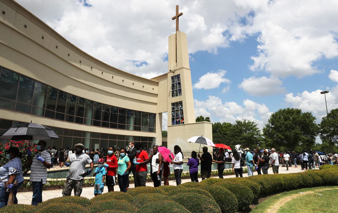 Una larga fila de dolientes afuera de la iglesia donde está siendo velado Floyd en Houston. 
<br>