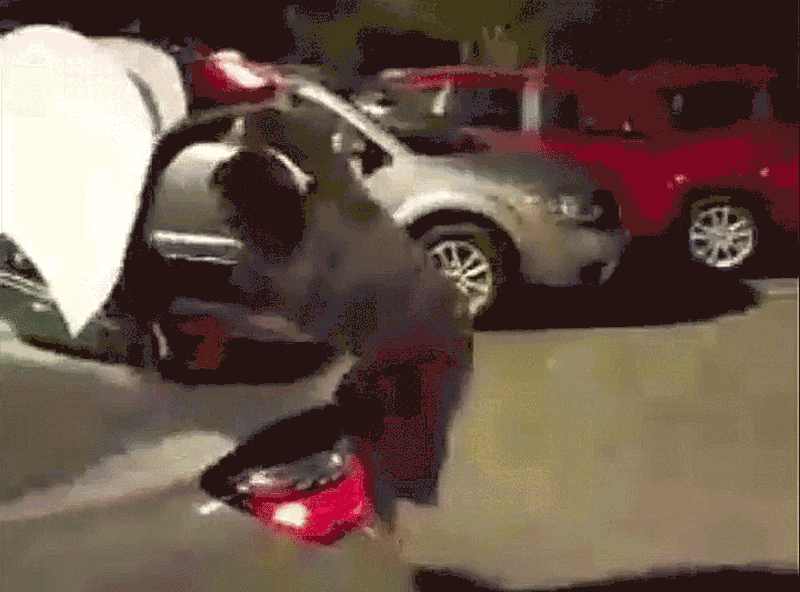 Brutal agresión de un hombre a un vendedor de autos en Florida