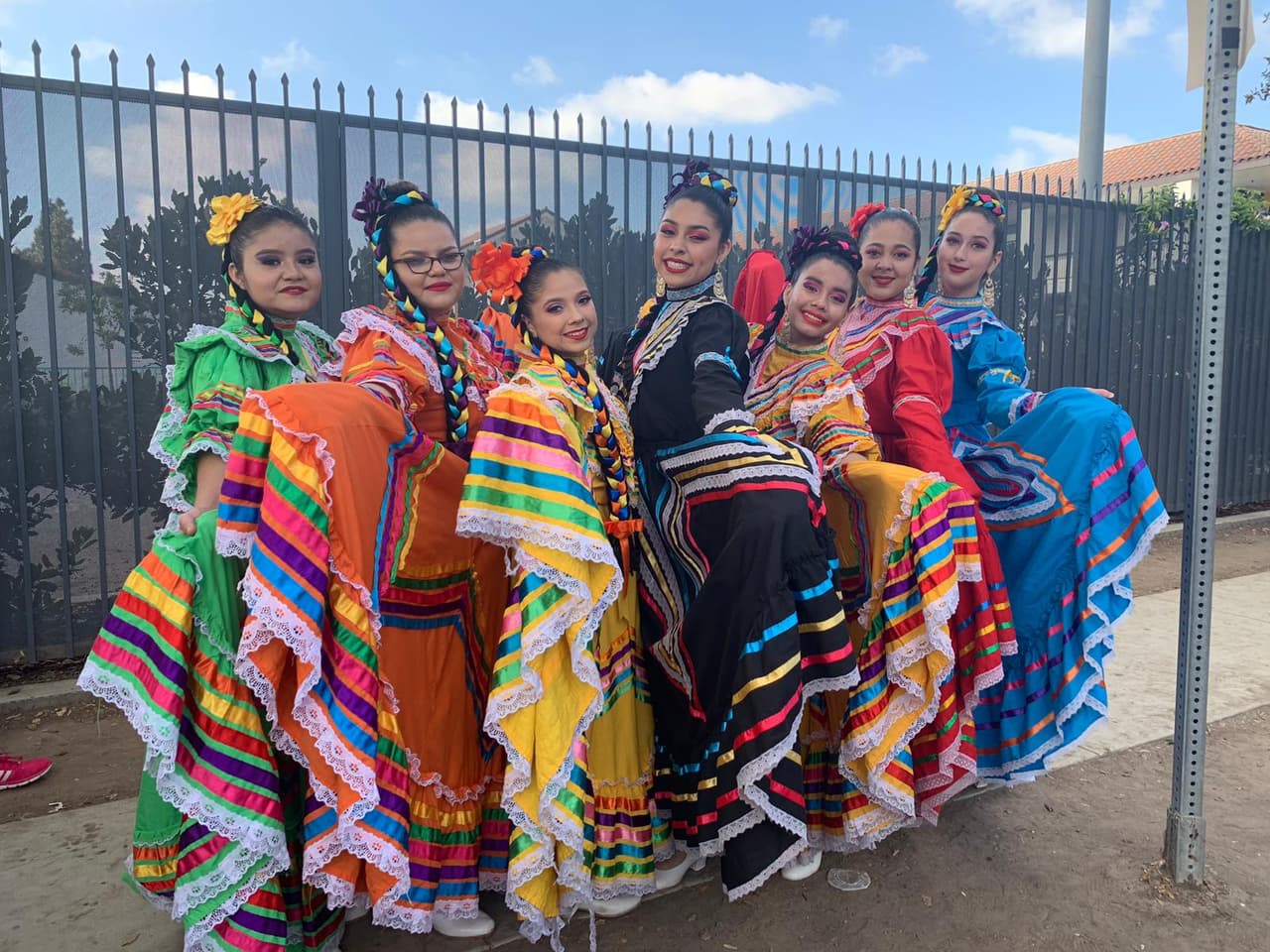 Bailarinas modelan los coloridos y únicos vestidos tradicionales.