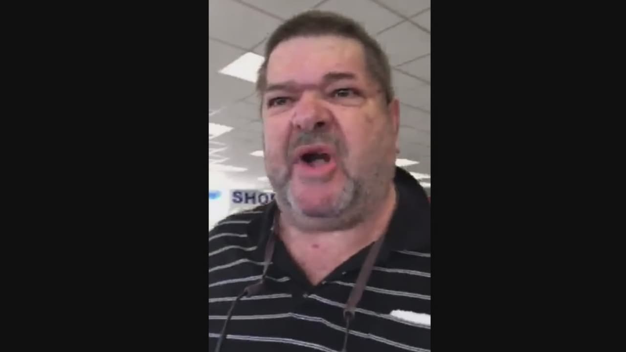 Video: Un hombre ataca verbalmente a una mujer por hablar en español y la llama "espalda mojada"