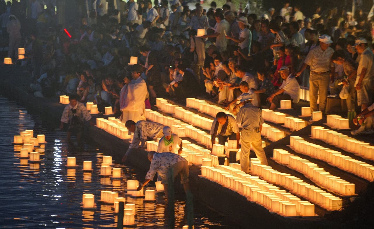<b>‘Festival de obon’</b>
<br>
<br>Esta fiesta, conocida también como ‘Urabon’ o ‘Matsuri’, es celebrada en julio o agosto en Japón. Durante tres días se visitan las tumbas de los ancestros, se encienden fuegos para guiar a los espíritus y las mesas se llenan de comida tradicional. Además, los ríos, lagos y mares se cubren de faroles flotantes.
<br>
<br>En Japón se ha extendido la tradición estadounidense de Halloween. A finales de octubre tiene lugar desde hace años el Kawasaki Halloween Parade a las afueras de Tokio, un popular y multitudinario desfile.
<br>