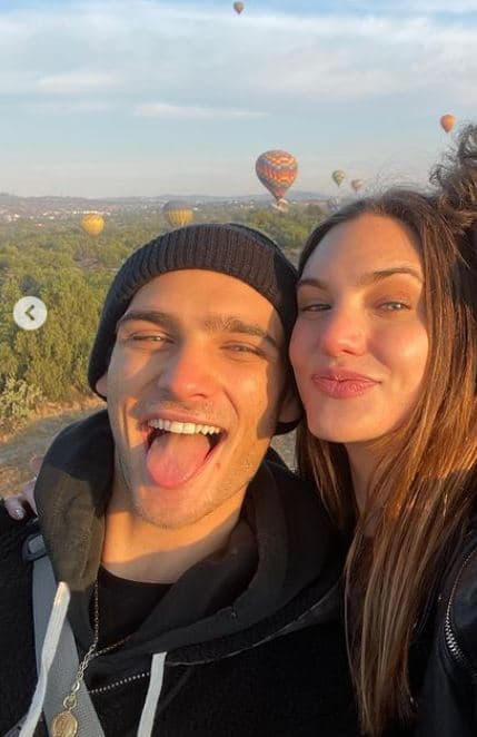 Sin embargo, una vez que los hermanos Achaga crecieron, la diferencia de ocho años entre los dos es casi imperceptible. ¡Parecen mellizos!