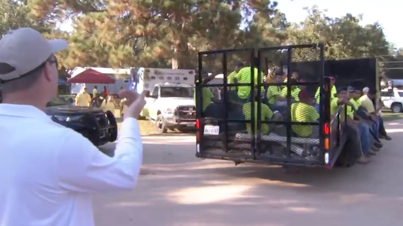 En el tercer día de búsqueda, 21 trabajadores de construcción se unieron como voluntarios para intentar hallar alguna pista sobre el paradero del niño. Regresaron el sábado al área donde autoridades buscaban incansablemente al pequeño de 3 años.