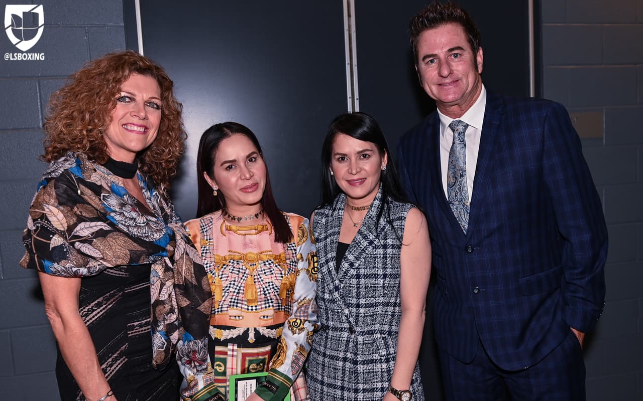 Sean Gibbons, representante de Pacquiao, posando con Jinkee Pacquiao, esposa del astro filipino.