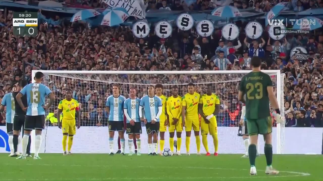¡Otra vez Messi lo intenta pero el guardameta Dandjinou ataja de buena manera!