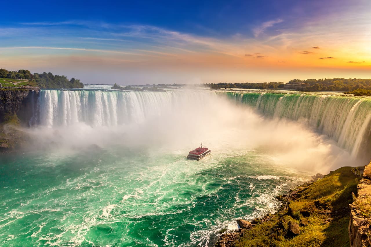 <b>Puesto 6. Cataratas del Niágara, Canadá / Estados Unidos</b>
<br>
<br>Este salto en la frontera entre Estados Unidos y Canadá está formado por tres cascadas diferentes: las Cataratas Americanas, las Cataratas Bridal Veil y las Cataratas Horseshoe. “Esta asombrosa maravilla natural que es extremadamente popular entre los turistas, más de ocho millones de viajeros la visitan cada año”, cuenta Kuoni. 
<br>