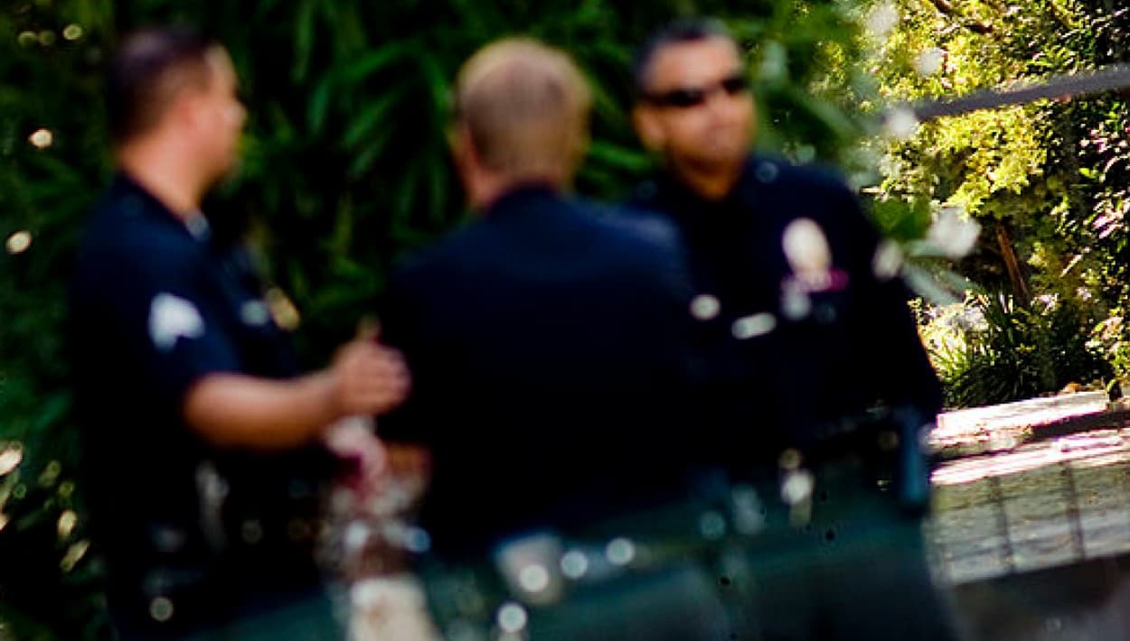 Indigente abre contenedor de basura en Encino y halla el cuerpo de una mujer: ¿qué confirma LAPD?