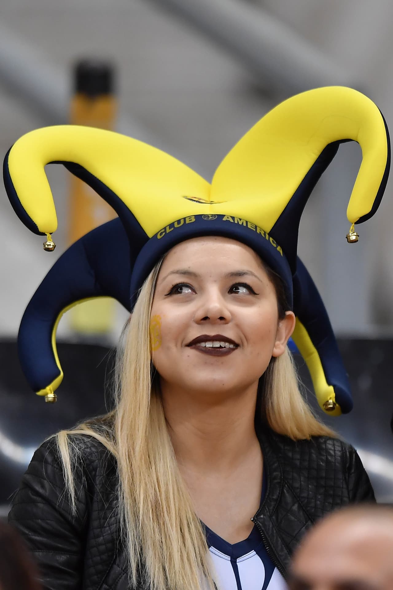Dando color. Una aficionada de las Águilas sonriendo y esperando el inicio del partido con su peculiar sombrero, al estilo arlequín.