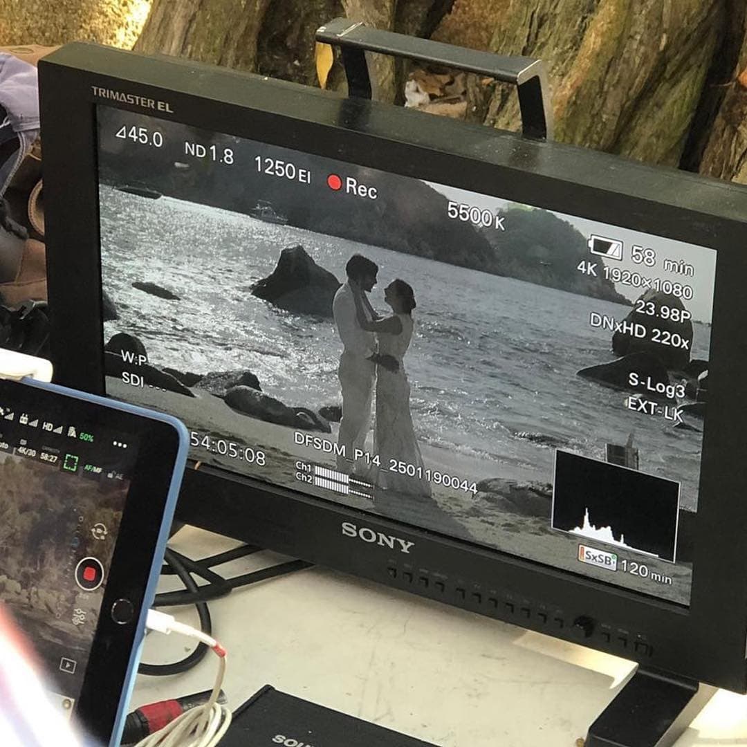 Flor (Ana Serradilla) se casa con Valentín; viven felices hasta que él es asesinado. Tiempo después, una muy dolida Flor encuentra consuelo en Teodoro, con quien también se casa.