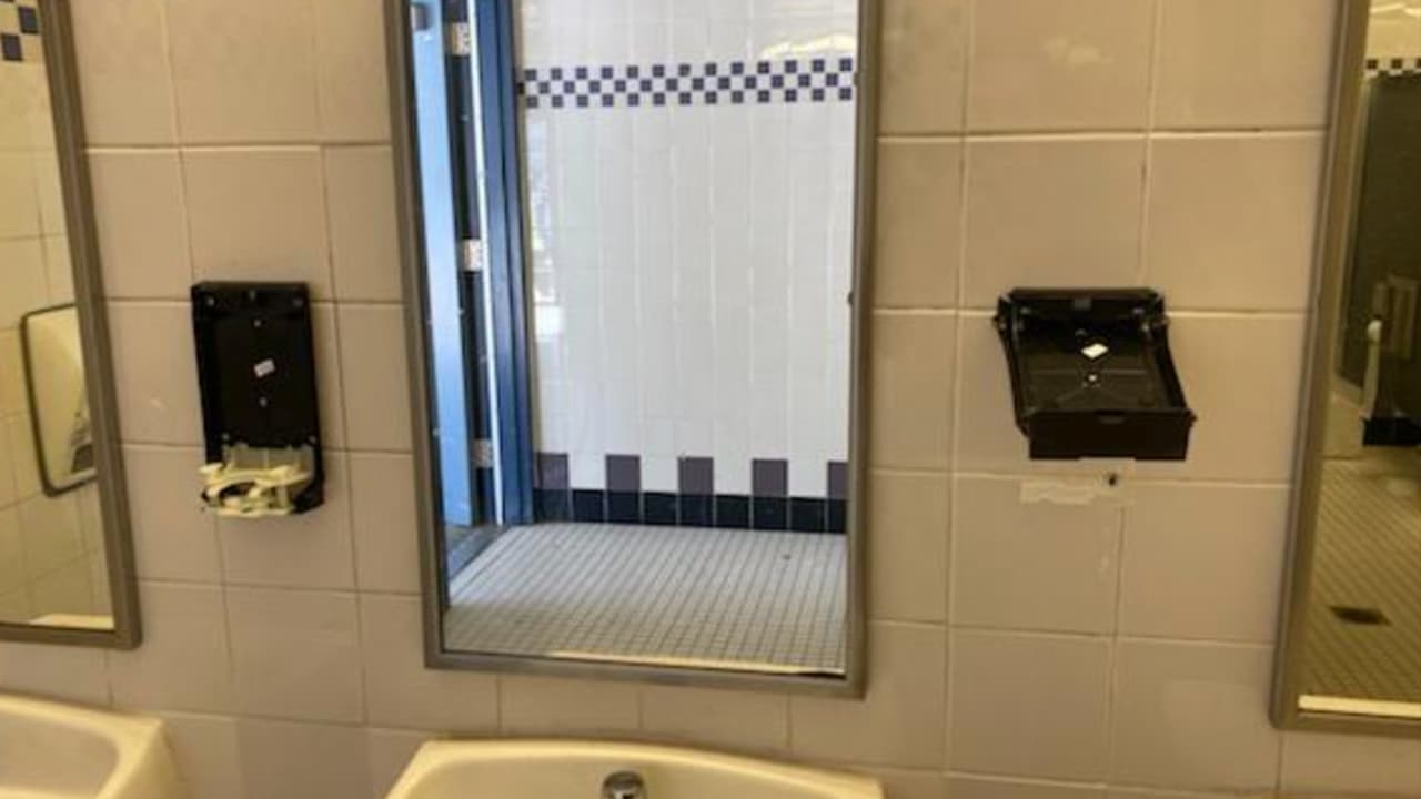 El 
<b>Distrito escolar de Coalinga Huron</b> cconfirmó con estas fotogafías que los dispensadores de jabón fueron arrancados y lanzados a los toilet.