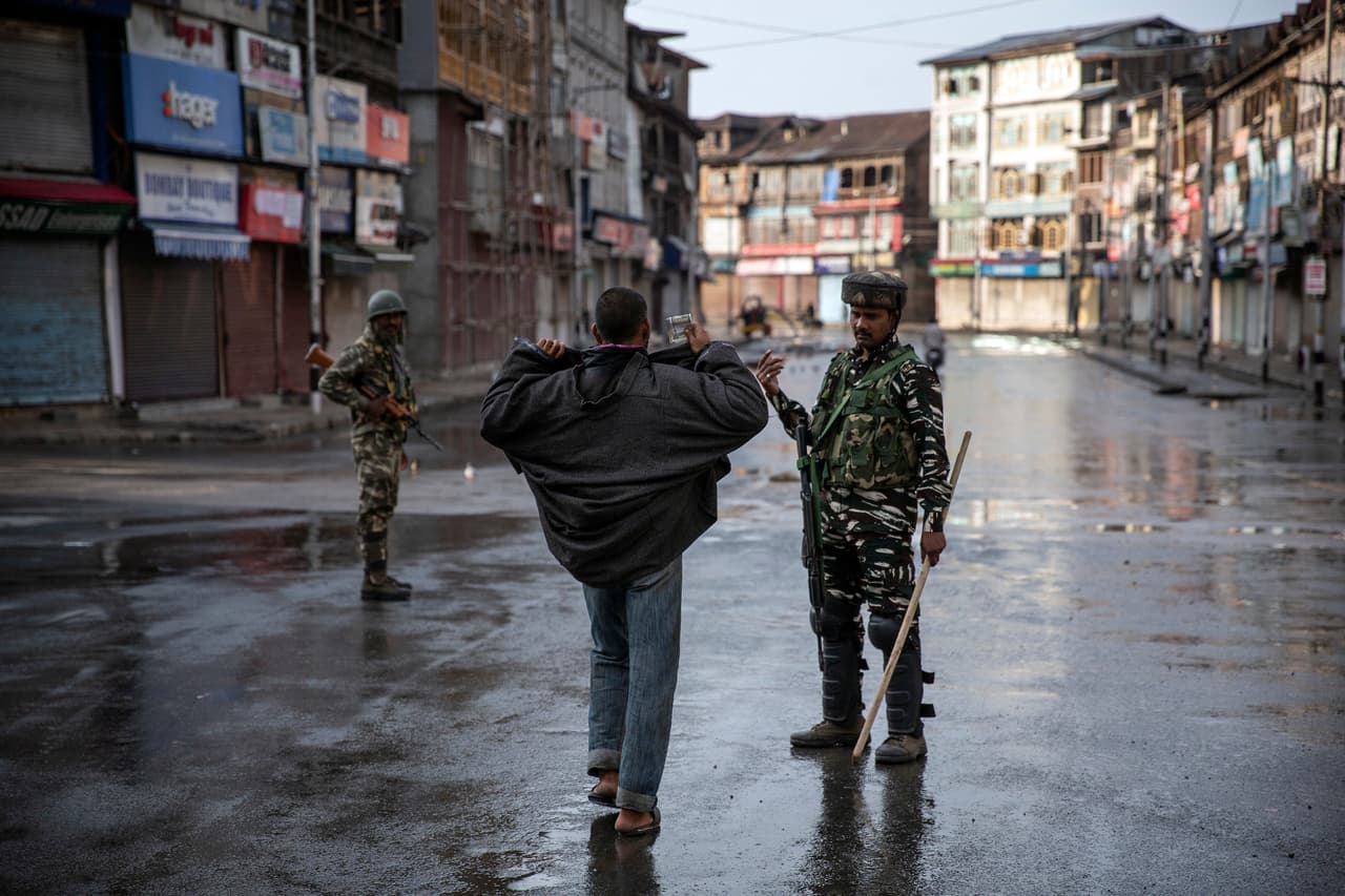 Un paramilitar indio ordena a un cachemir abrir su chaqueta antes de registrarlo durante el toque de queda en Srinagar. “El hermoso valle del Himalaya está inundado de soldados y barricadas de alambre de púas”, se lee en la información de la agencia sobre esta fotografía.
<br>