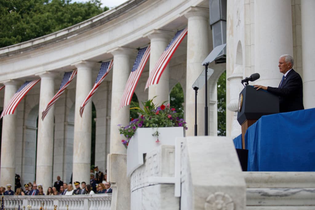 El Memorial Day es una fecha federal que se conmemora cada año durante el último lunes de mayo. En la imagen Mike Pence, vicepresidente de EEUU, da un discurso en el Cementerio Nacional de Arlington en Virginia, a las afueras de Washington, D.C. durante la celebración del Día de los Caídos.