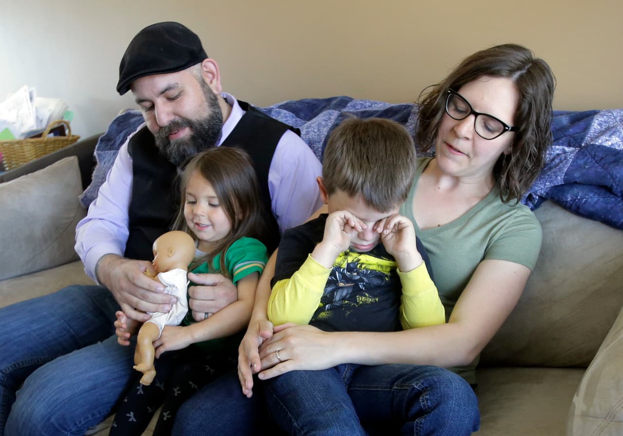 "Si no puedo tratar mi epilepsia, no puedo conducir, ni ir al trabajo. Cosas cotidianas se vuelven un peligro", explica Martínez. Su esposa tiene una guardería infantil. Juntos han ideado un presupuesto familiar básico para vivir si no pueden costear los seguros médicos con la ayuda de los subsidios. 
<b>"No es fácil. Ahora tenemos una vida de mucho más estrés cotidiano"</b>, admite.