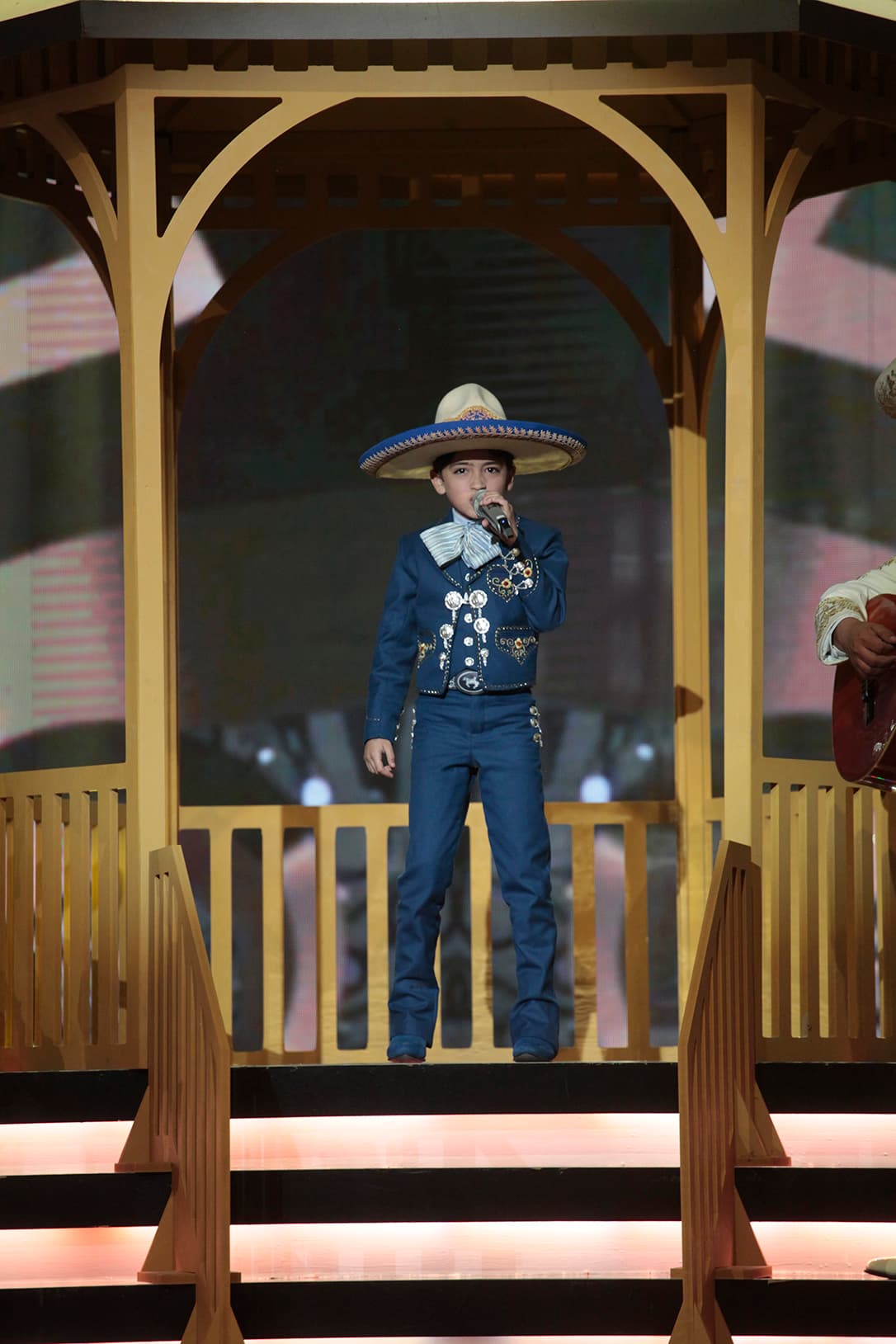 Este domingo los cantantes de Pequeños Gigantes tuvieron la oportunidad no solo de cantar al lado de Ana Torroja y Lucero, los niños también compartieron el escenario con el Mariachi Gama 1000. Vestidos con ropa representativa del género vernáculo, cada intérprete tomó el escenario para presumir cómo suena su voz a la hora de cantar las rancheras.