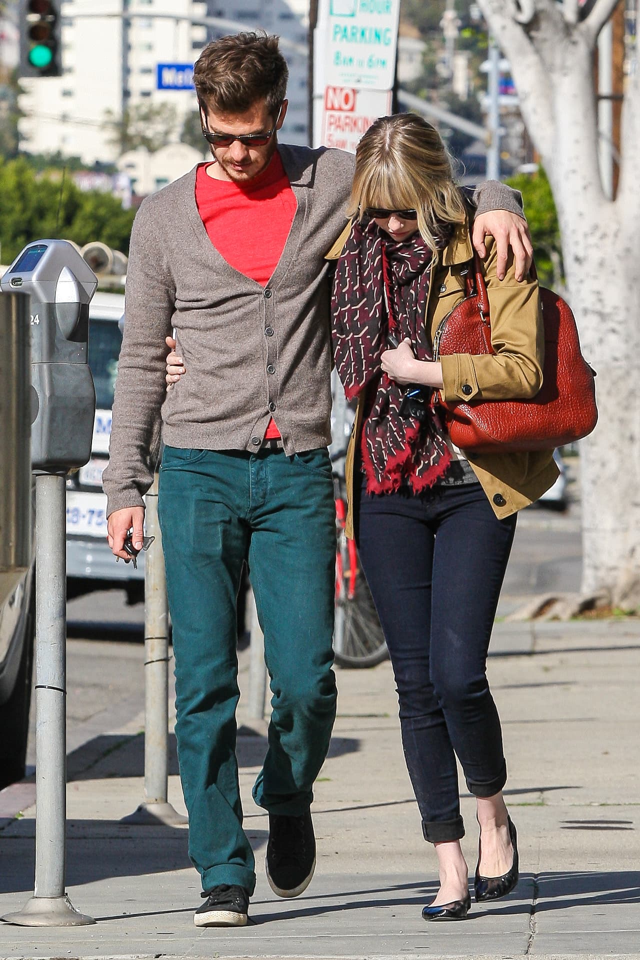 Como ya estas a días de regresar a tus clases y no quieres complicarte las cosas. Unas flats negras son básicas y atemporales.