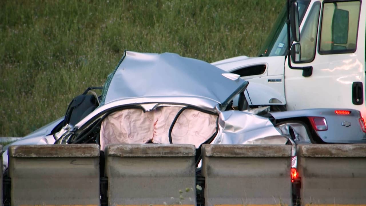 Dos conductores 'desaparecen' tras choque entre 4 vehículos que dejó a hombre muerto en Dallas 