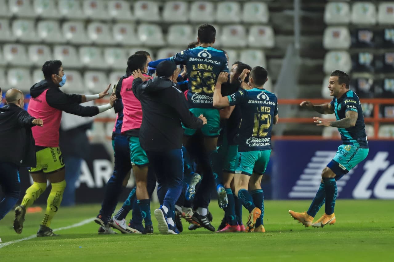 Salvador Reyes anota el gol de mayor distancia para un jugador de campo