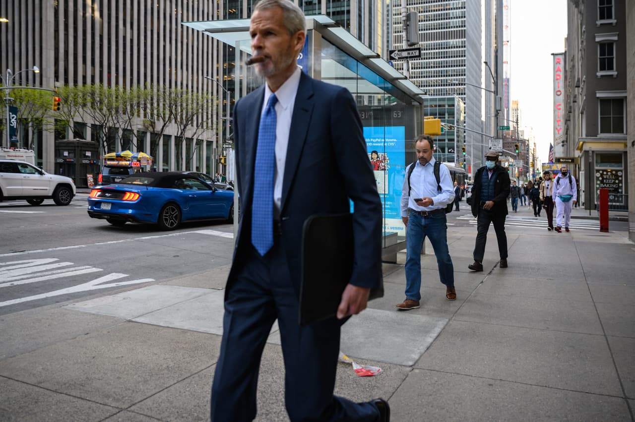 Trabajadores de NYC están regresando menos a las oficinas que los de otras ciudades: reporte