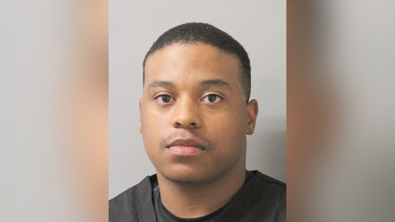 Brent Thomas Brown está acusado de robo a una persona mayor, entre $100 y $750, fraude y posesión de ID falso.