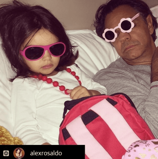 El actor y su hija saben dormir con estilo.