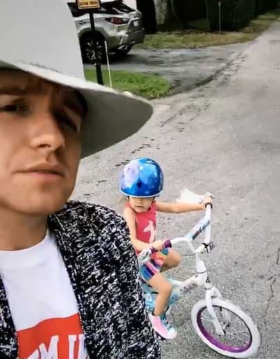 Mientras tanto disfruta cuidando a su ahijada, que ya pasea en bici como niña grande.