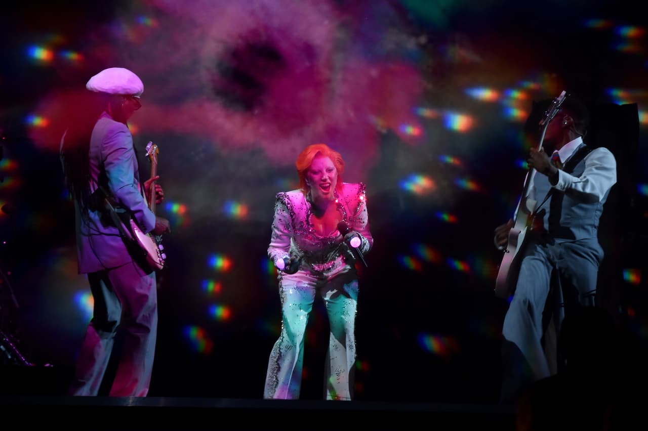 La intérprete hizo una de las actuaciones más vistosas de la noche, con luces de colores y efectos en el escenario.