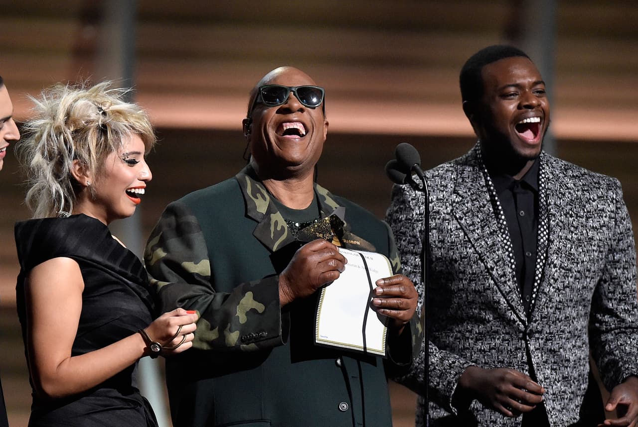Otro de los momentos curiosos de la velada fue que invitaron a Stevie Wonder a entregar un premio, pero para que él pudiera dar el secreto lo escribieron en braile, que es la escritura para ciegos.