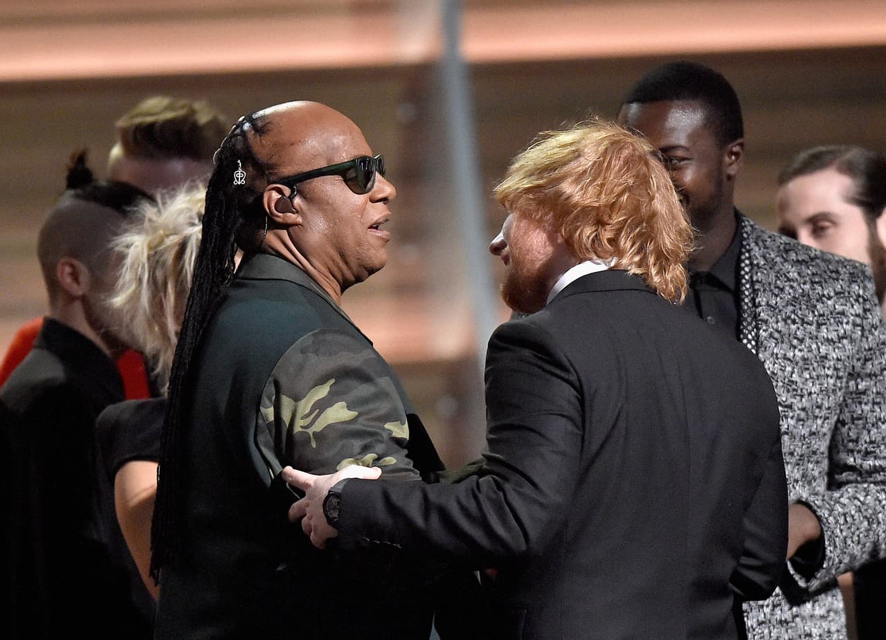 El galardón fue para Ed Sheeran, y cuando el joven lo recibió dijo "Si hace años me hubieran dicho que Stevie Wonder me entregaría un GRAMMY me hubiera muerto de risa, y hoy es una realidad", dijo el intérprete de 'Thinking Out Loud'.