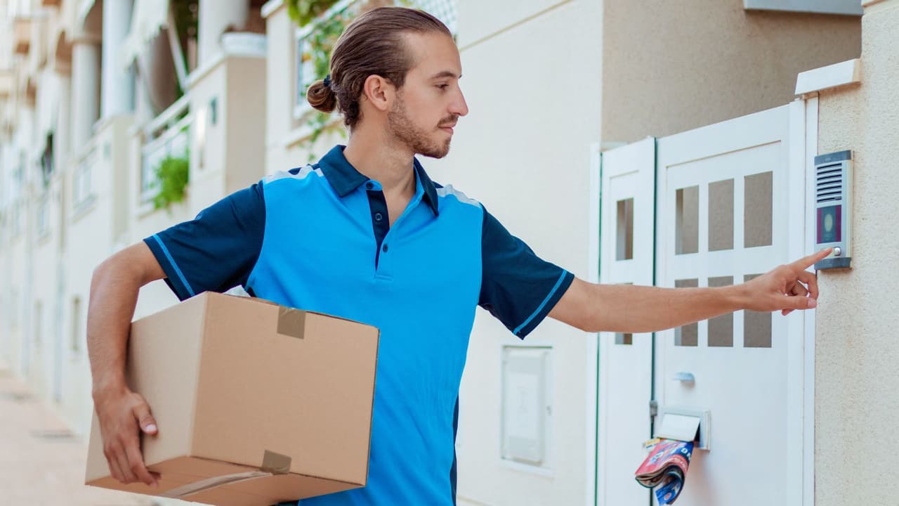 Además, 
<b>si compras en línea, ten cuidado con los gastos de envío.</b> Si el costo total, incluyendo el envío, supera el límite del precio permitido, el artículo ya no es elegible para la exención. Por ejemplo: 
<b>una escalera de emergencia de $299 más $10 de envío, no cuenta, ya que el total es de $309.</b>